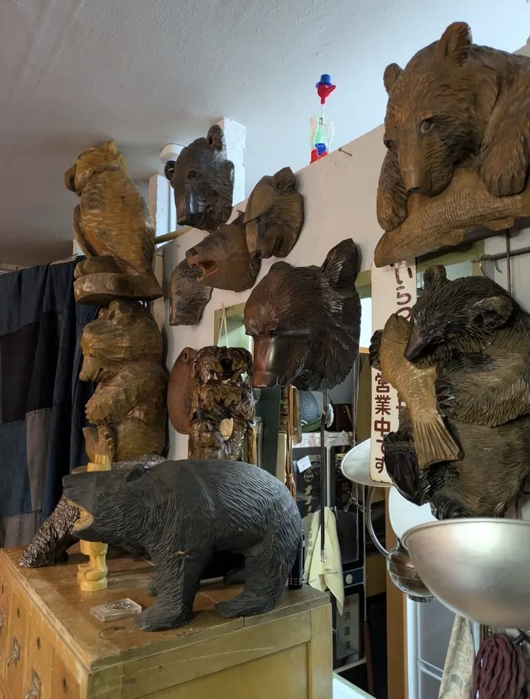札幌の姉妹店マルヨシレトロに並ぶ木彫り熊のコレクション