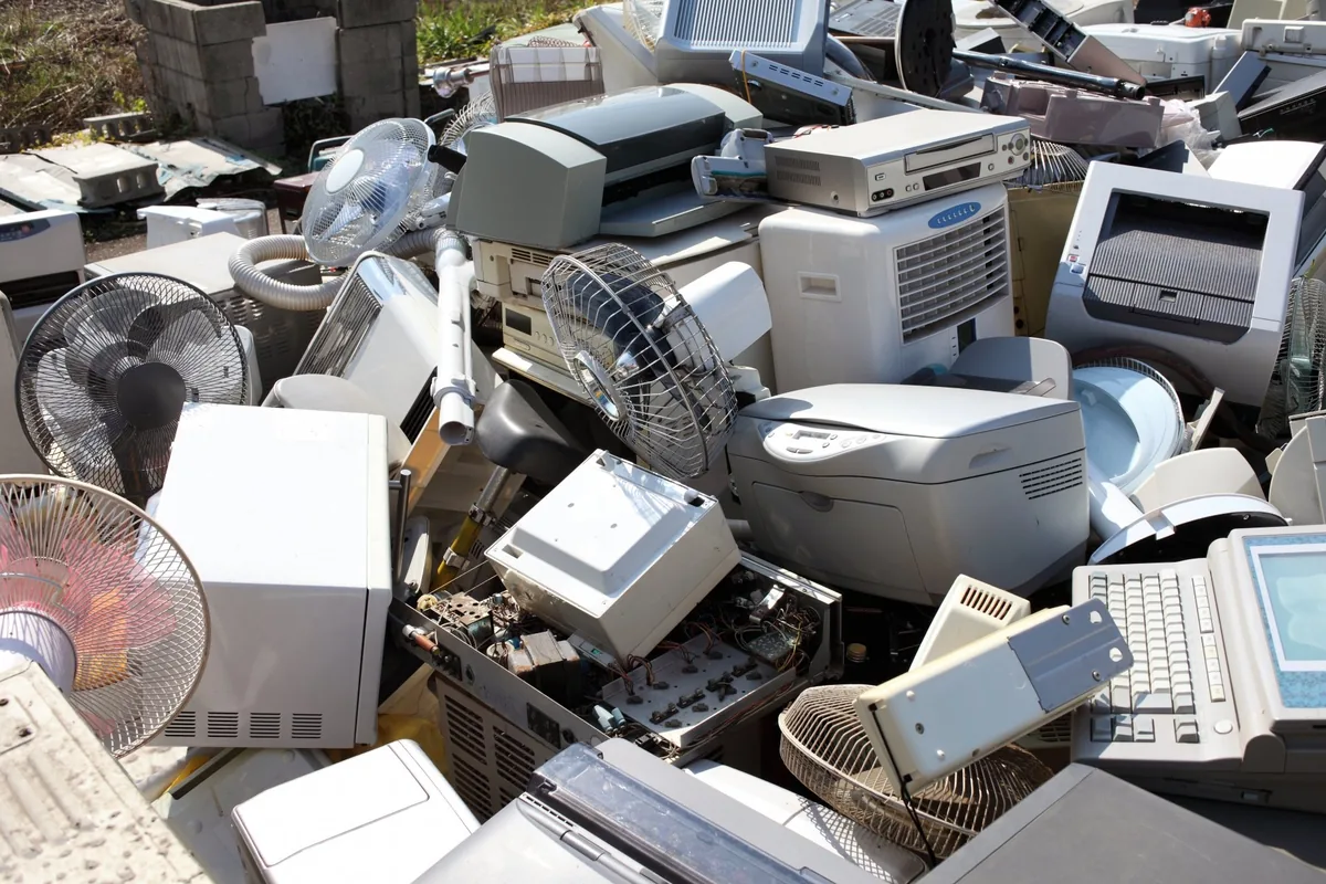 解体・退去現場で出た扇風機・プリンター・エアコンなどの家電・不用品の山
